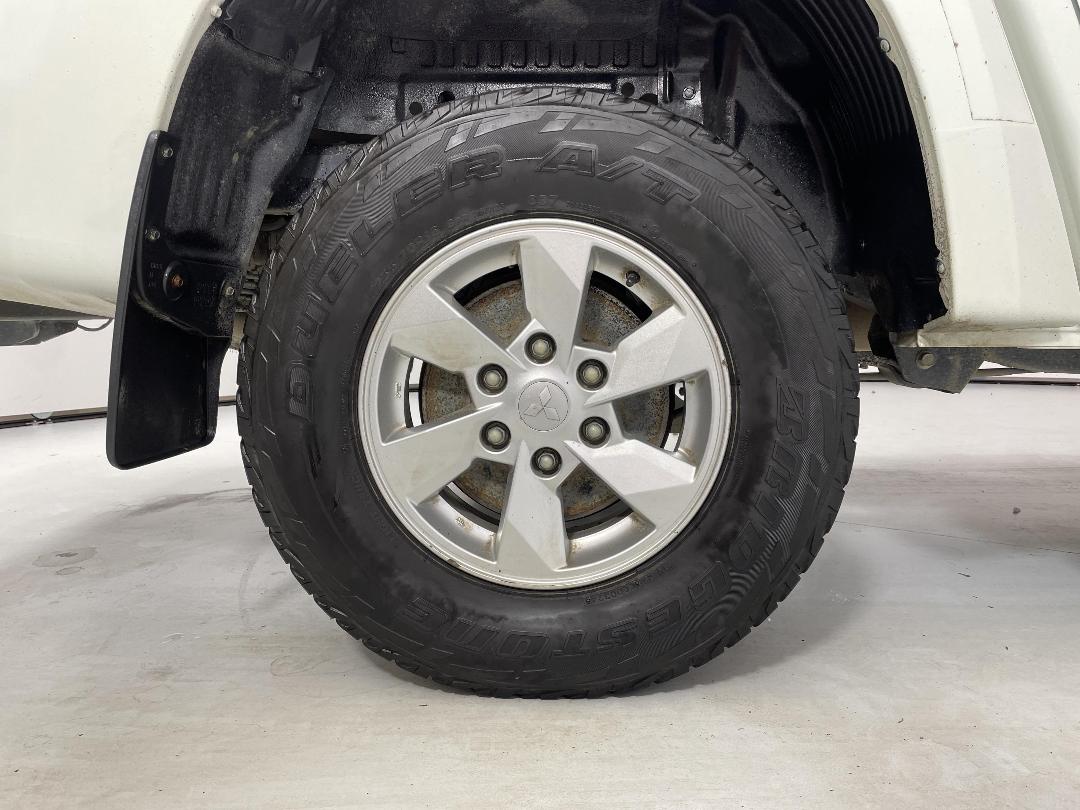 Photo '12' of Mitsubishi Triton