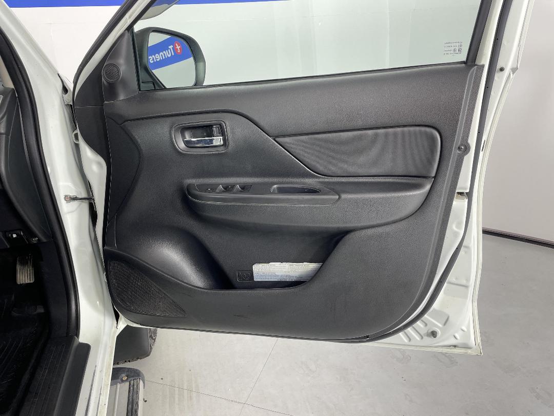 Photo '15' of Mitsubishi Triton