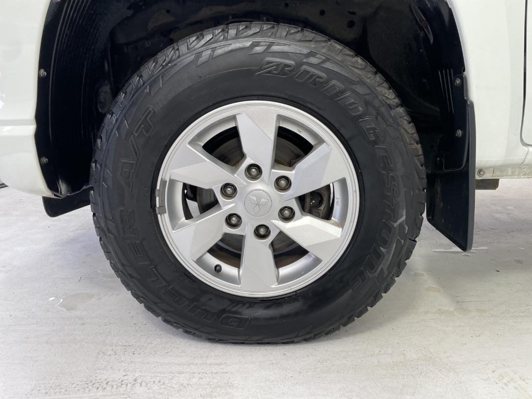 Photo '10' of Mitsubishi Triton