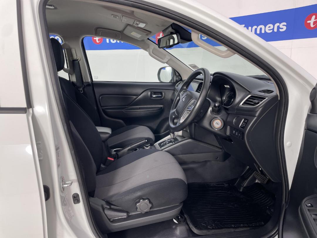 Photo '16' of Mitsubishi Triton