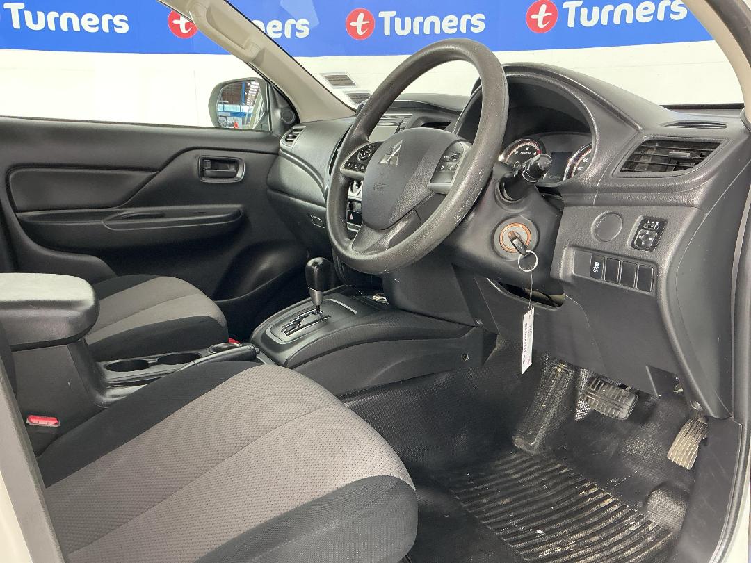 Photo '16' of Mitsubishi Triton