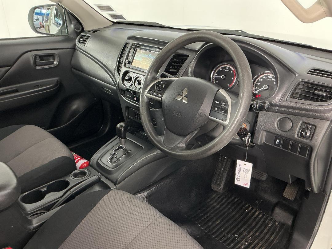 Photo '17' of Mitsubishi Triton