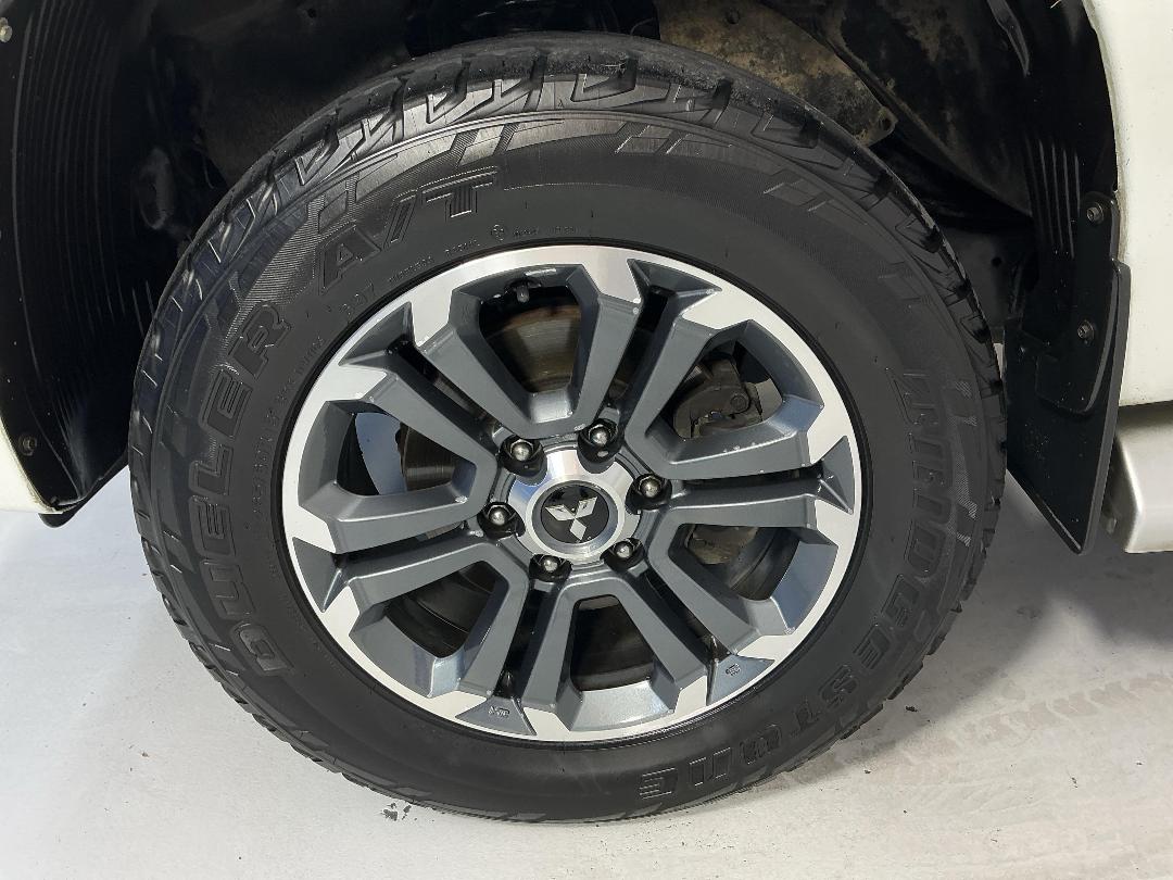 Photo '10' of Mitsubishi Triton