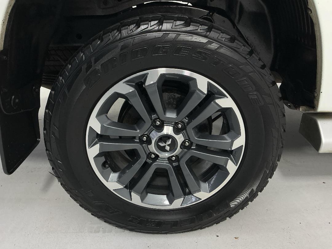 Photo '12' of Mitsubishi Triton