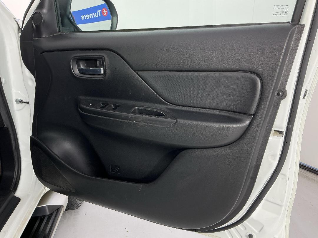 Photo '15' of Mitsubishi Triton