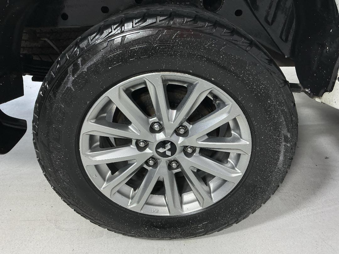 Photo '12' of Mitsubishi Triton