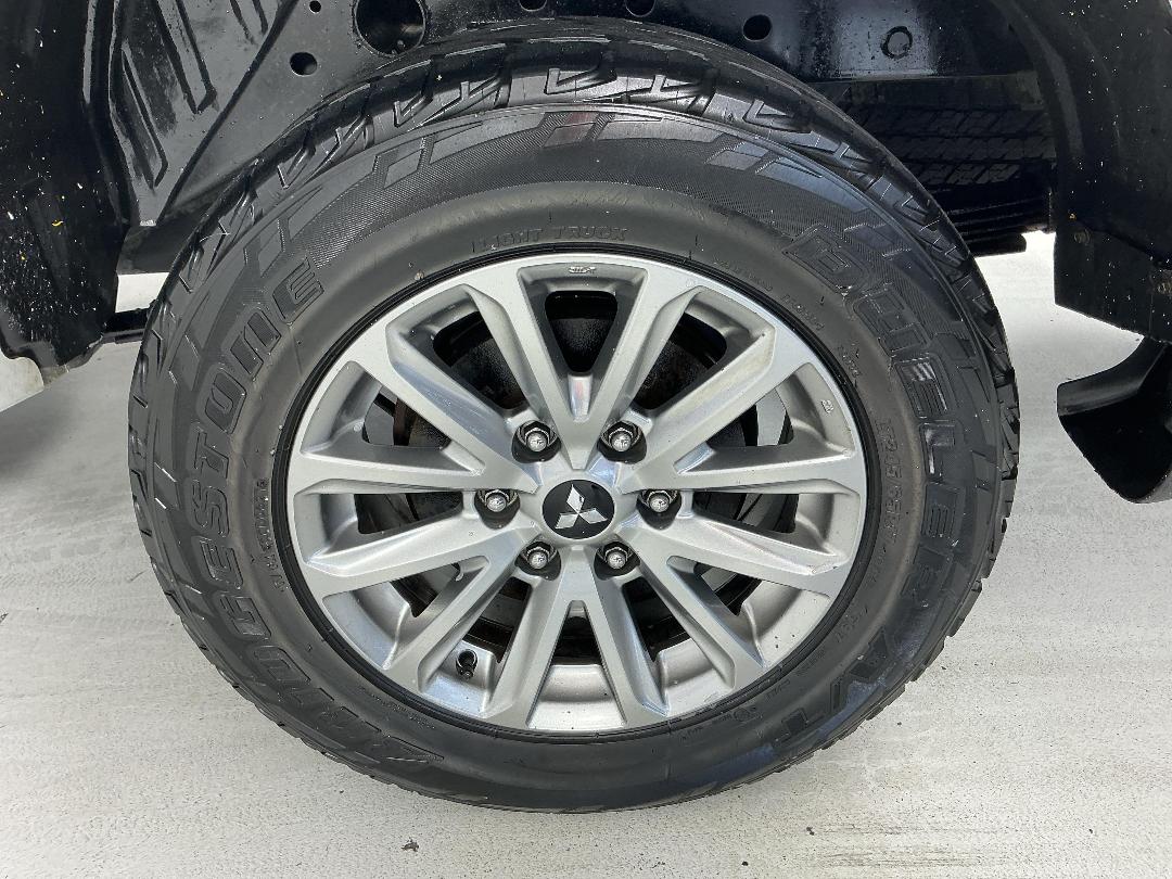 Photo '11' of Mitsubishi Triton