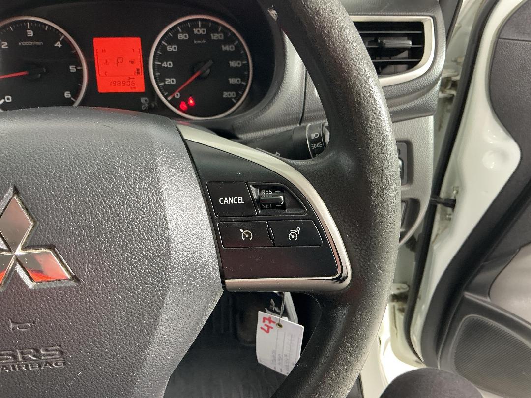 Photo '24' of Mitsubishi Triton