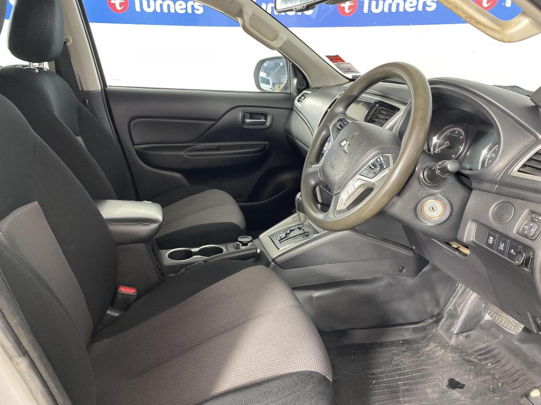 Photo '16' of Mitsubishi Triton