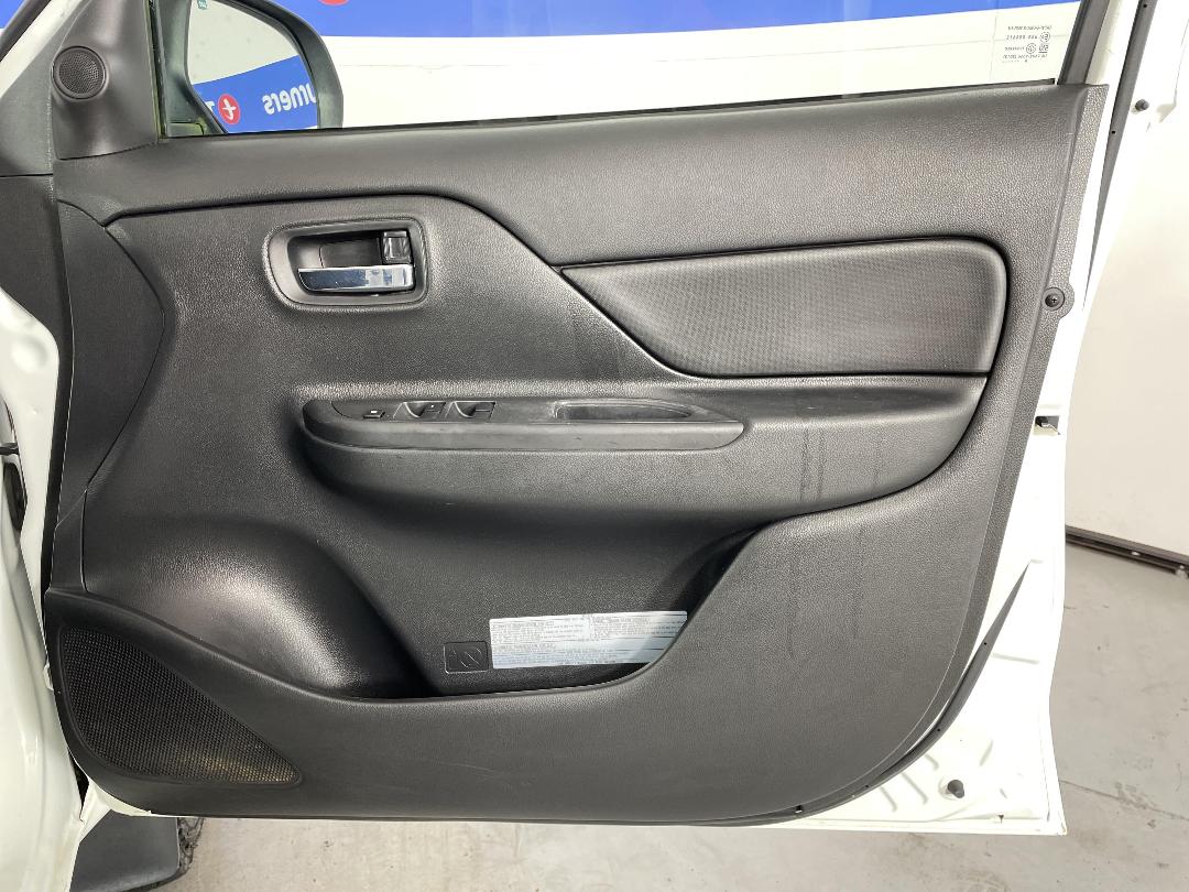 Photo '15' of Mitsubishi Triton