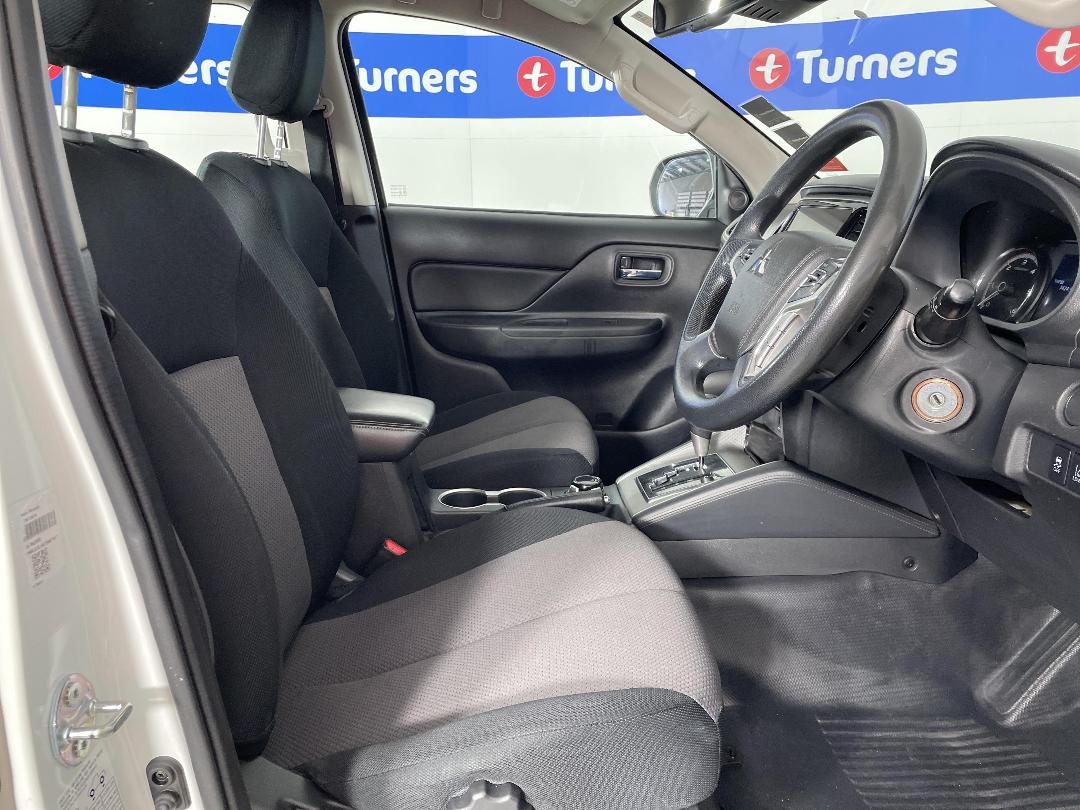 Photo '16' of Mitsubishi Triton