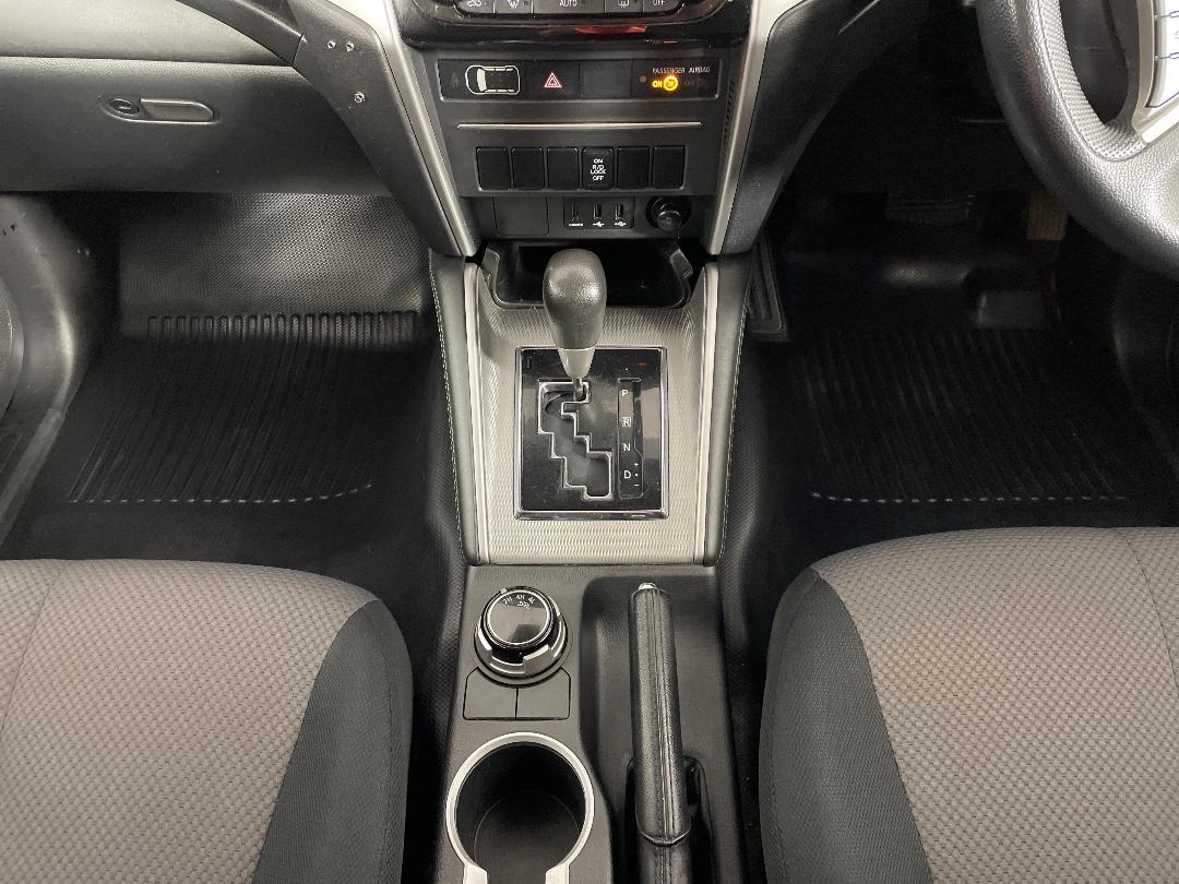 Photo '18' of Mitsubishi Triton