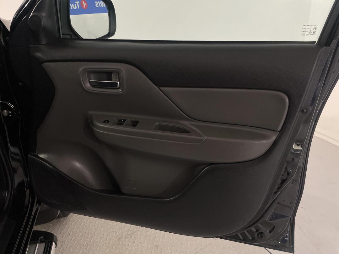 Photo '15' of Mitsubishi Triton