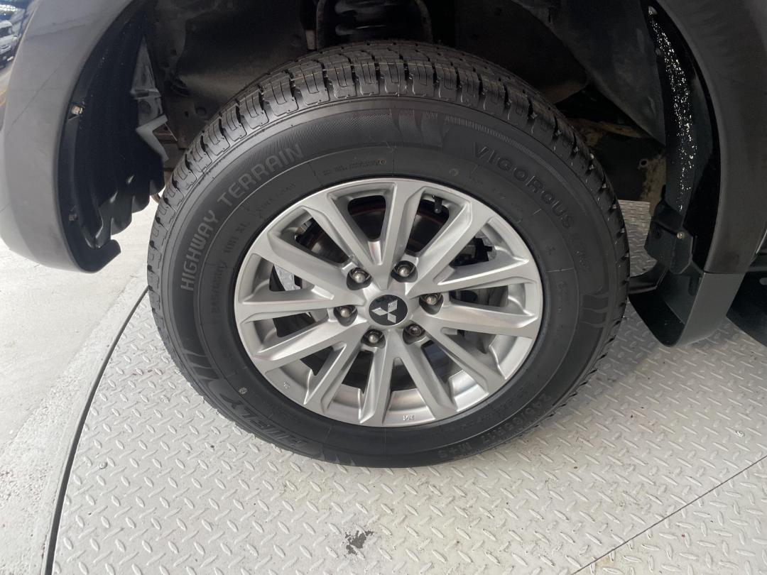 Photo '10' of Mitsubishi Triton