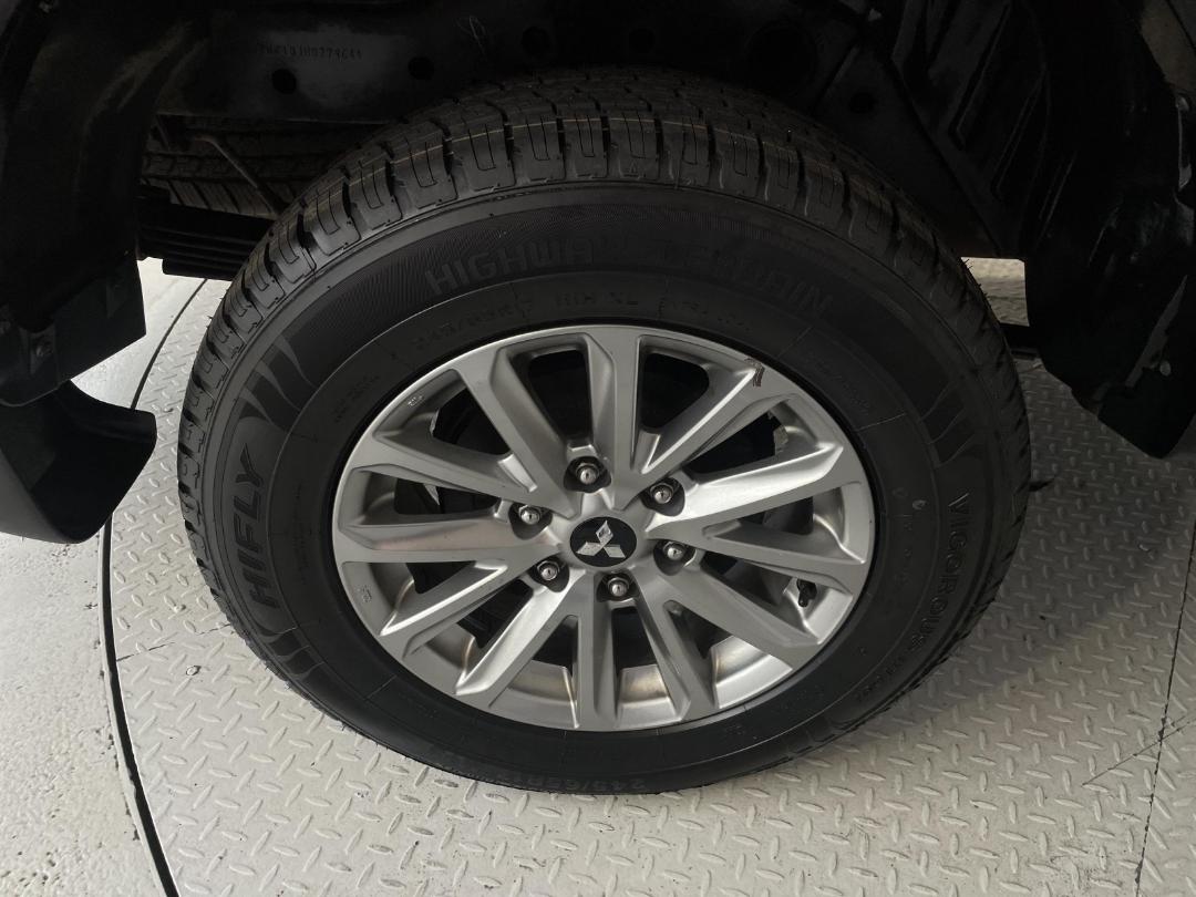 Photo '12' of Mitsubishi Triton