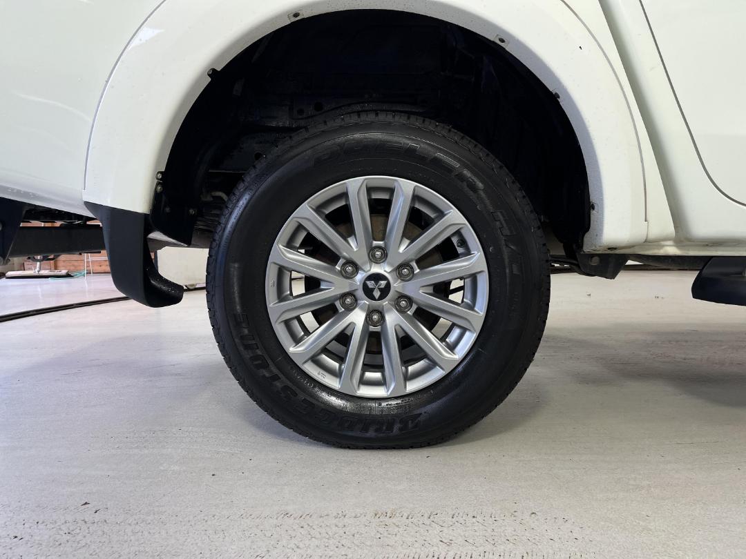 Photo '12' of Mitsubishi Triton