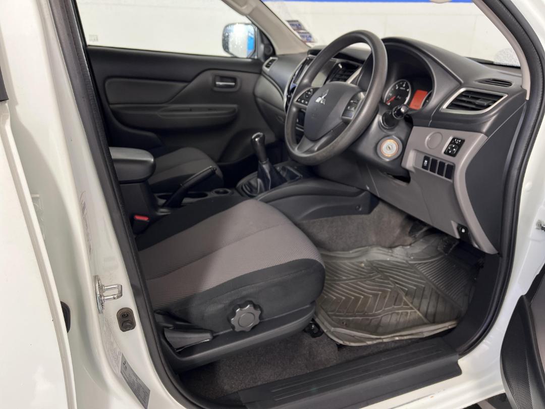 Photo '16' of Mitsubishi Triton