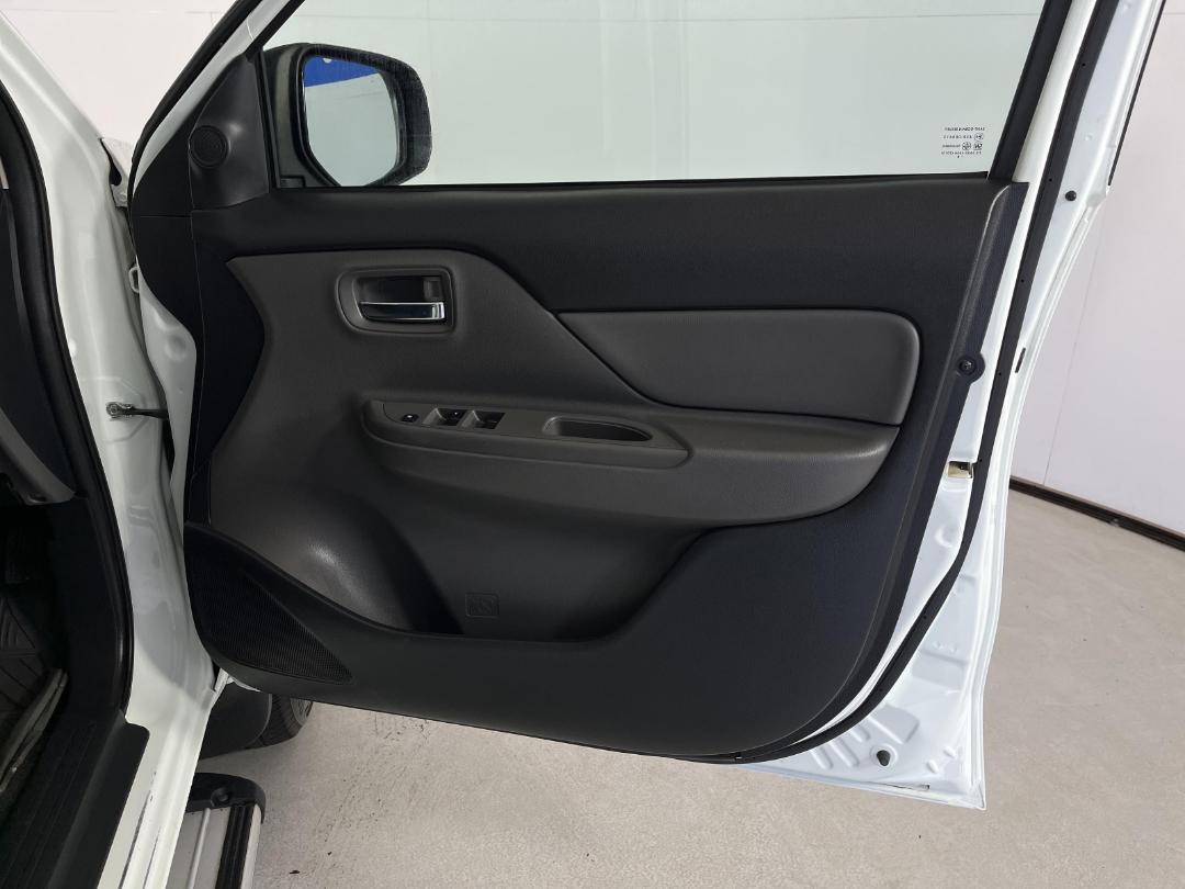 Photo '15' of Mitsubishi Triton