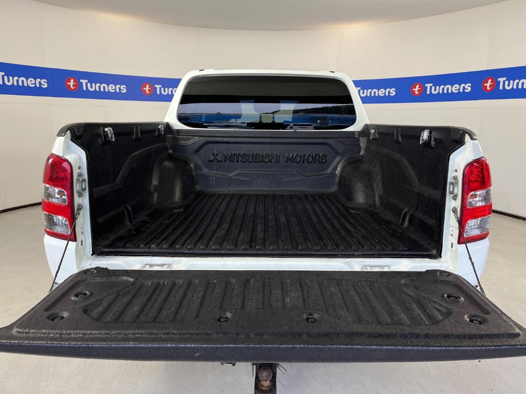 Photo '14' of Mitsubishi Triton