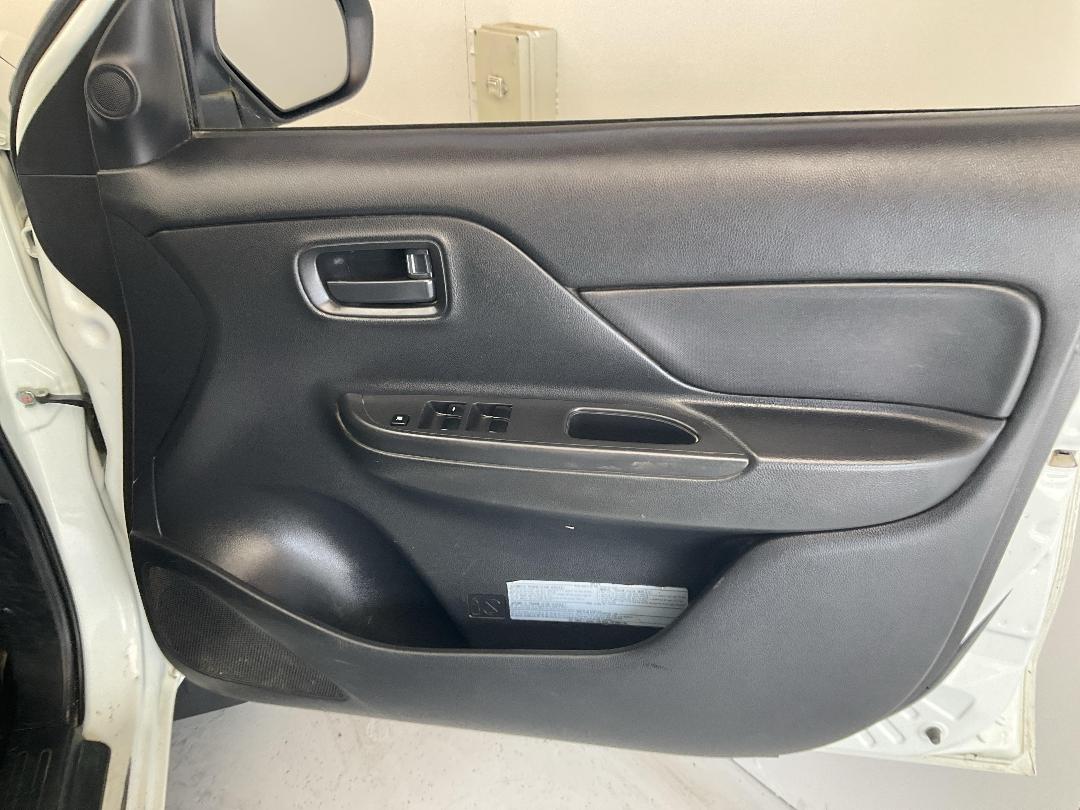 Photo '15' of Mitsubishi Triton