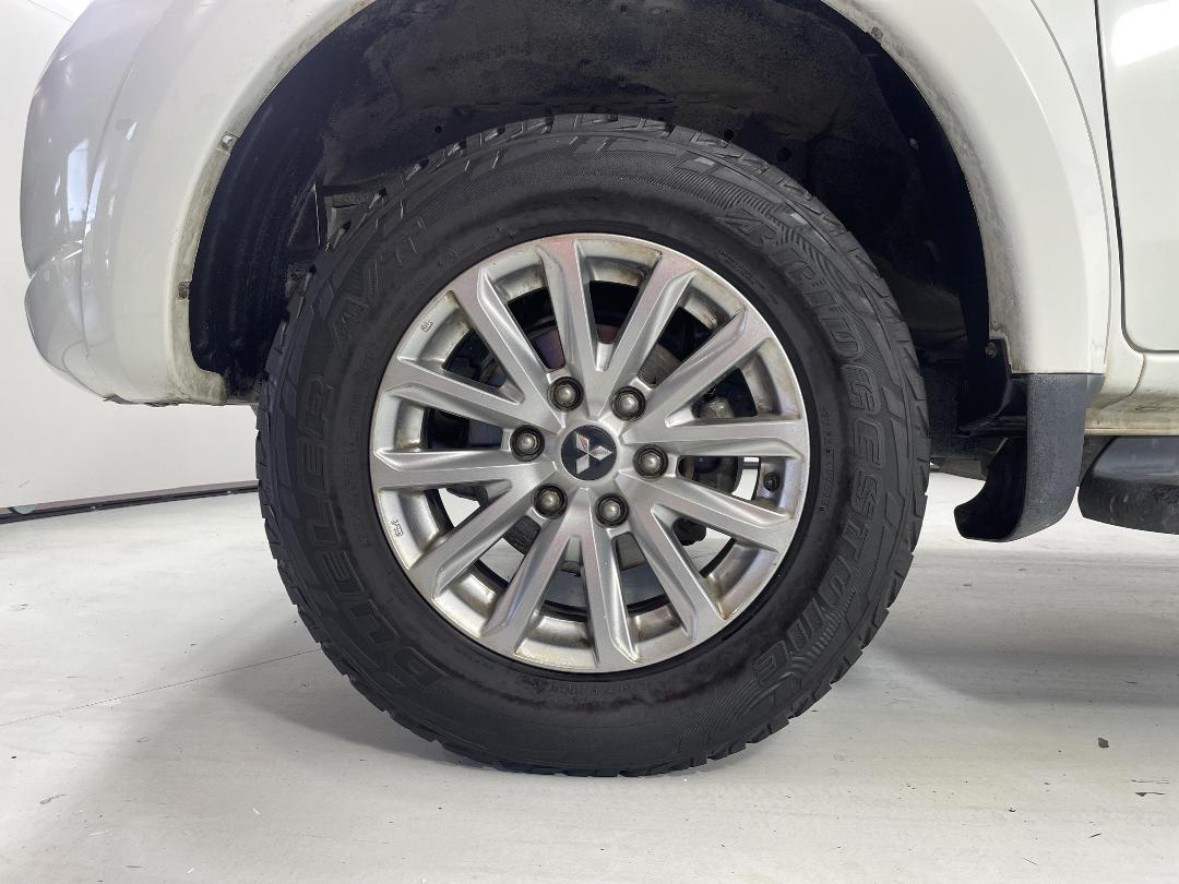 Photo '10' of Mitsubishi Triton