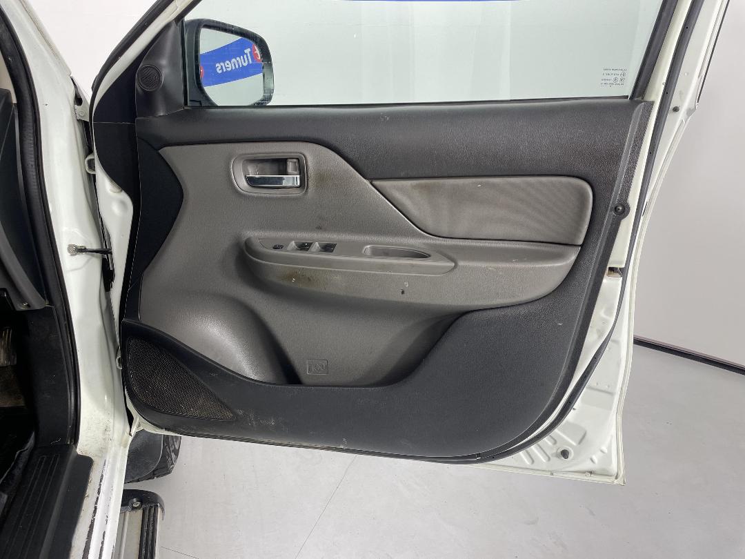 Photo '15' of Mitsubishi Triton