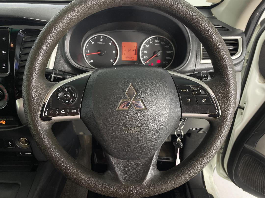 Photo '23' of Mitsubishi Triton