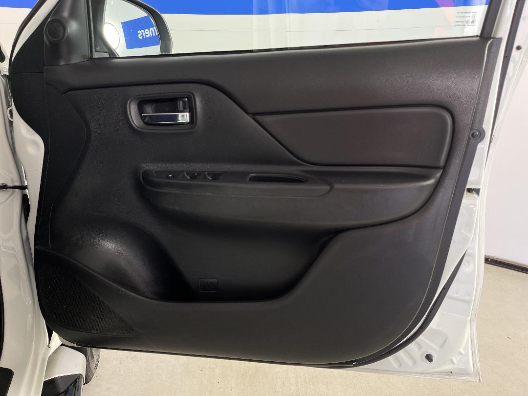 Photo '15' of Mitsubishi Triton