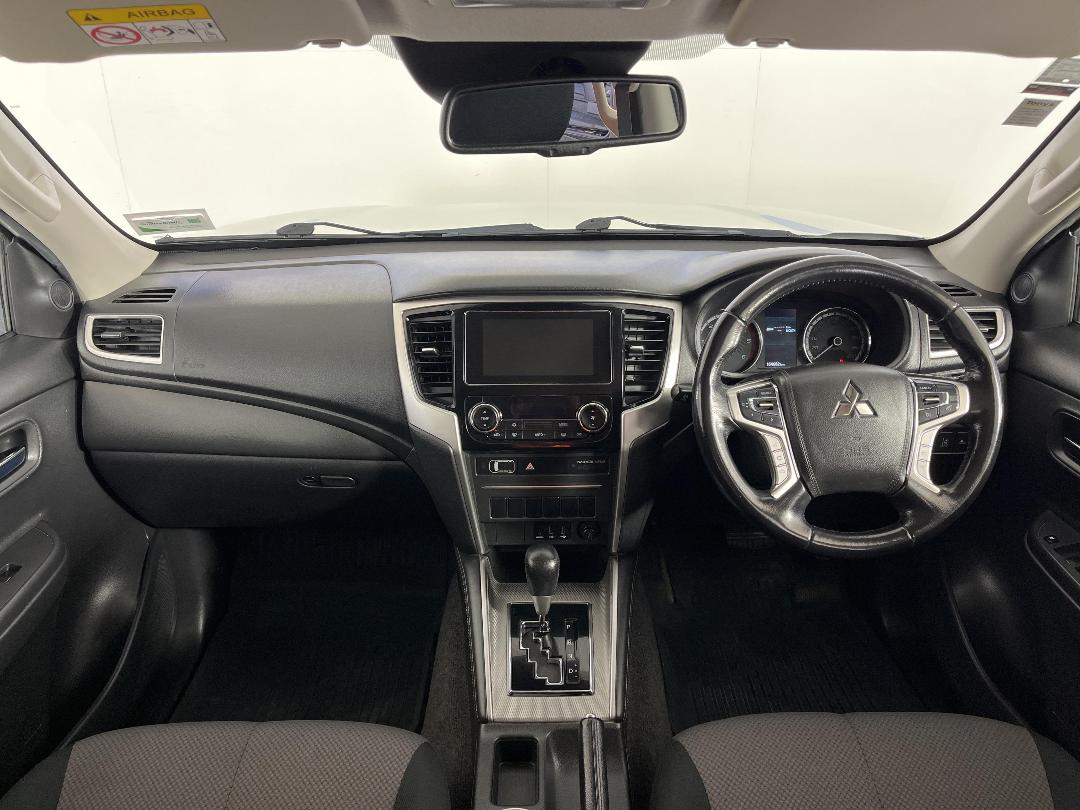 Photo '17' of Mitsubishi Triton