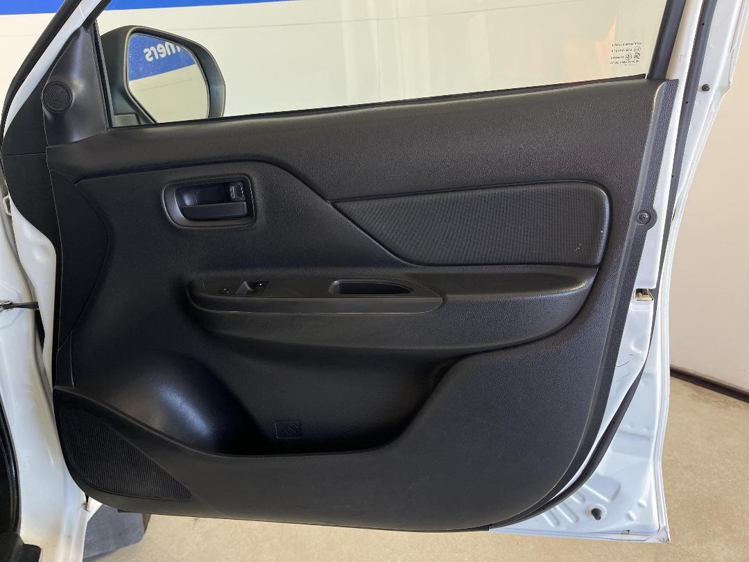 Photo '15' of Mitsubishi Triton