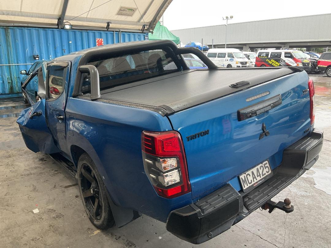 Photo '3' of Mitsubishi Triton DC VRX 4WD 6AT