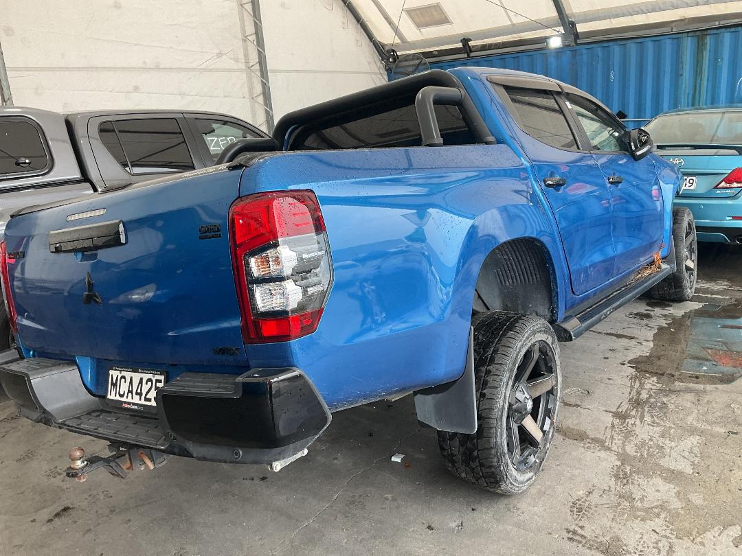 Photo '5' of Mitsubishi Triton DC VRX 4WD 6AT