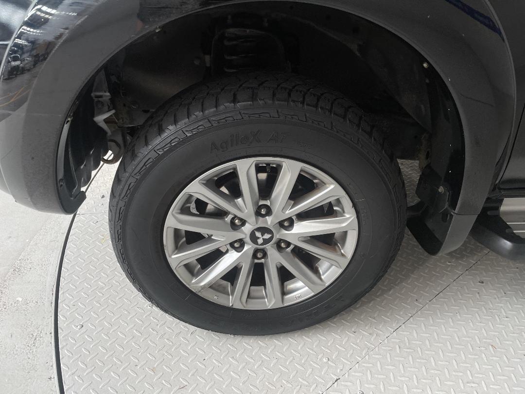 Photo '10' of Mitsubishi Triton