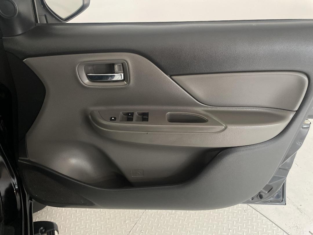 Photo '15' of Mitsubishi Triton