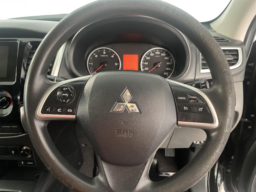 Photo '28' of Mitsubishi Triton