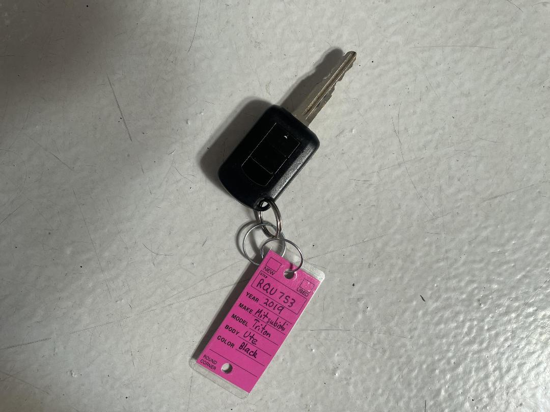 Photo '22' of Mitsubishi Triton