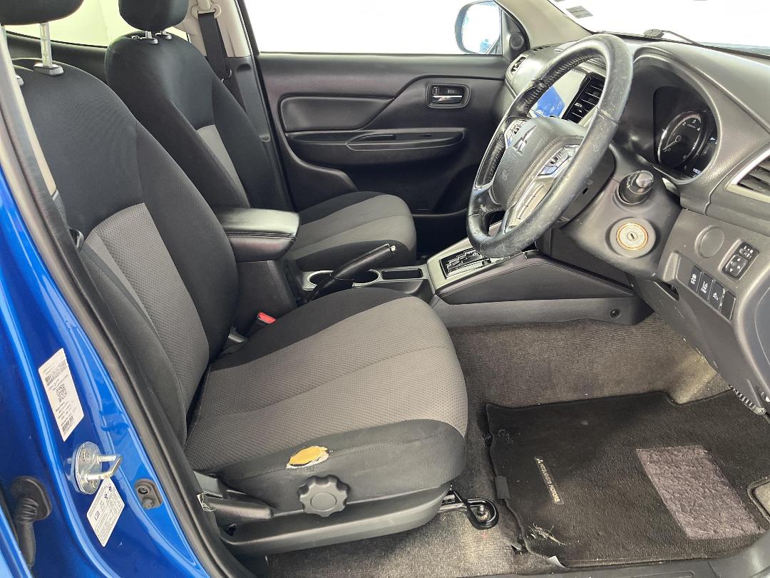 Photo '16' of Mitsubishi Triton