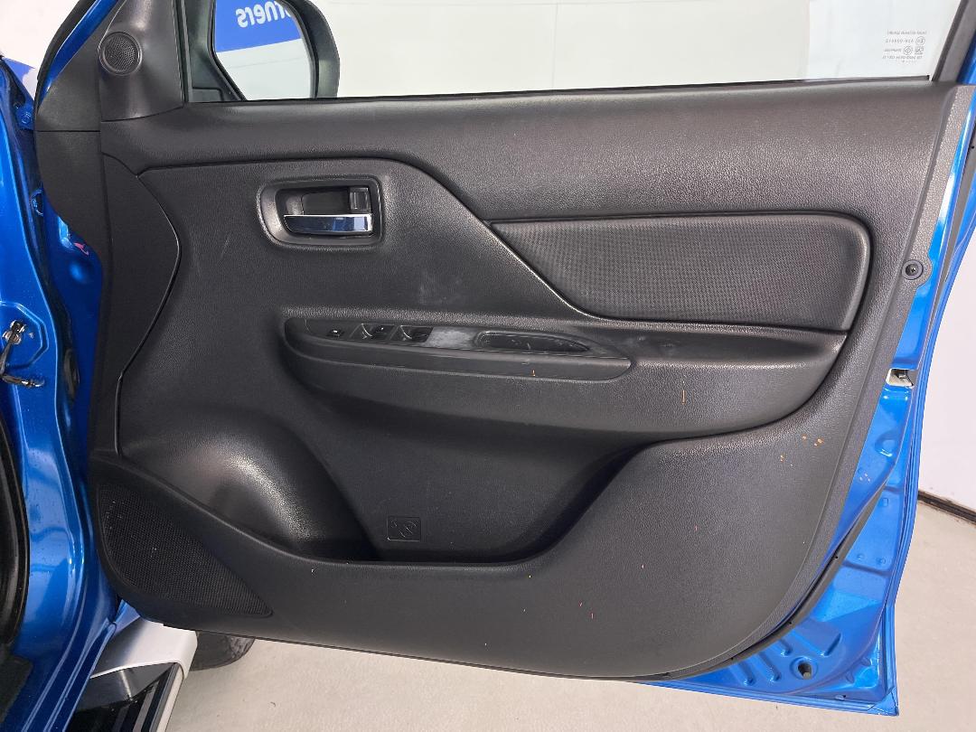 Photo '15' of Mitsubishi Triton