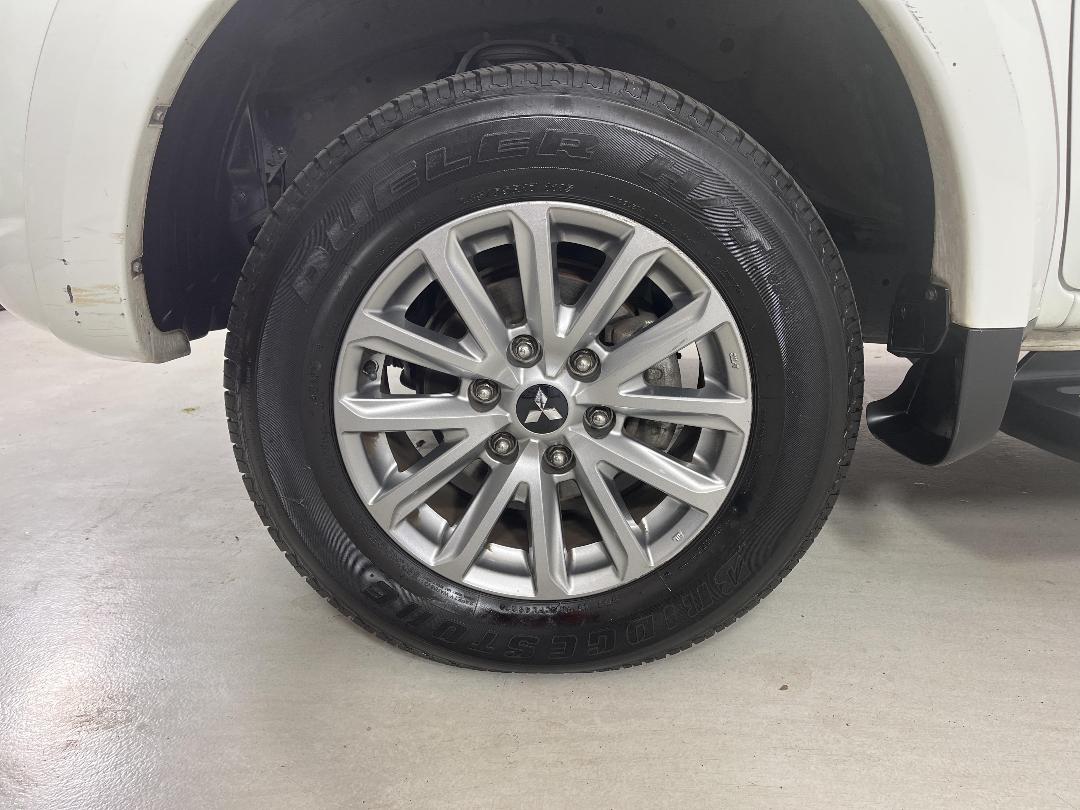 Photo '10' of Mitsubishi Triton