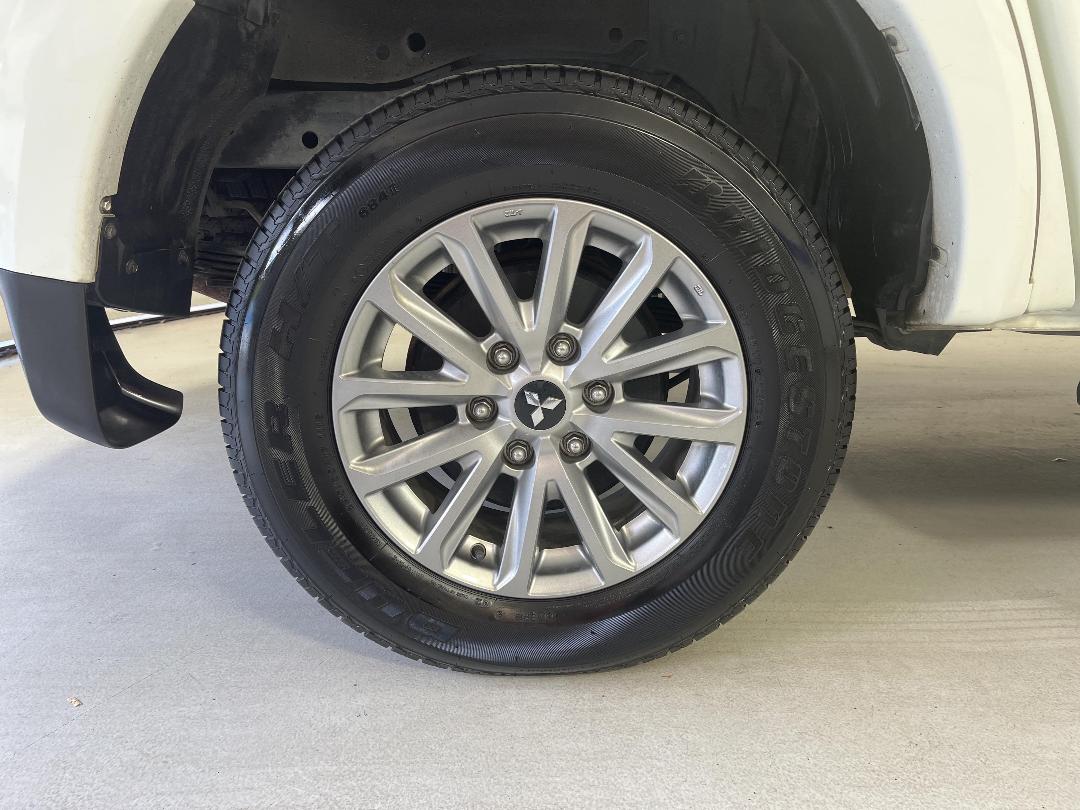 Photo '12' of Mitsubishi Triton