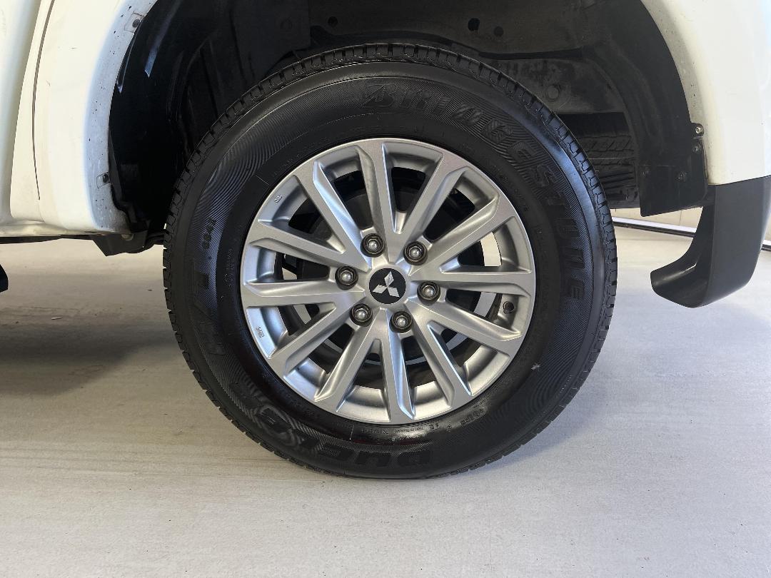 Photo '11' of Mitsubishi Triton