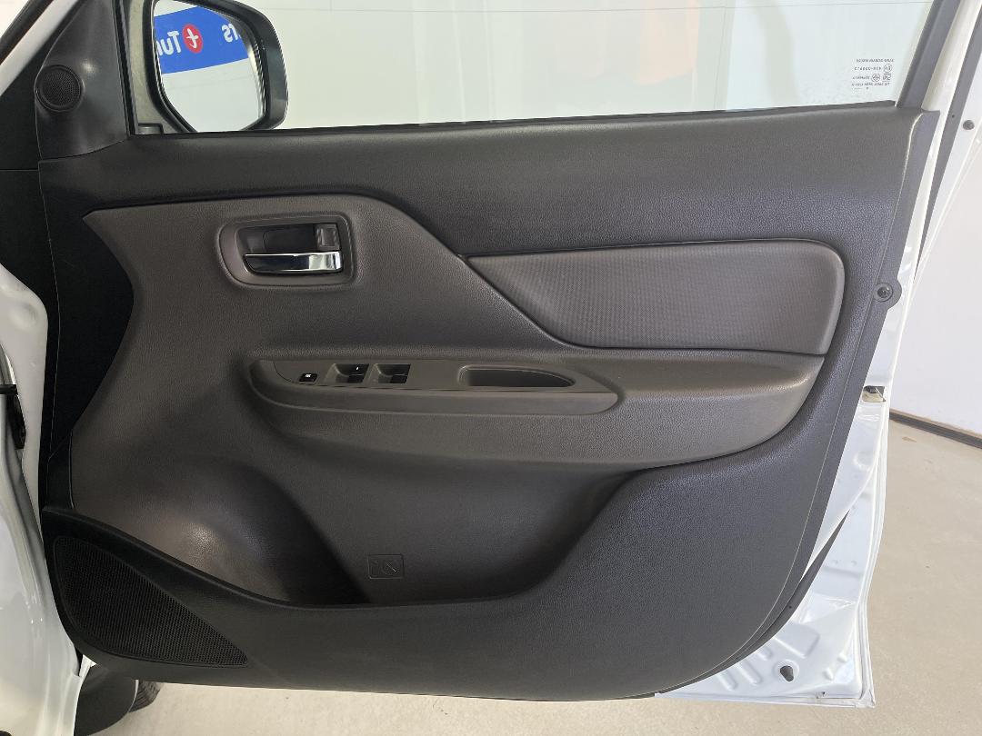 Photo '15' of Mitsubishi Triton