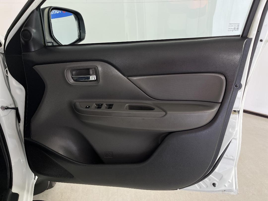 Photo '15' of Mitsubishi Triton