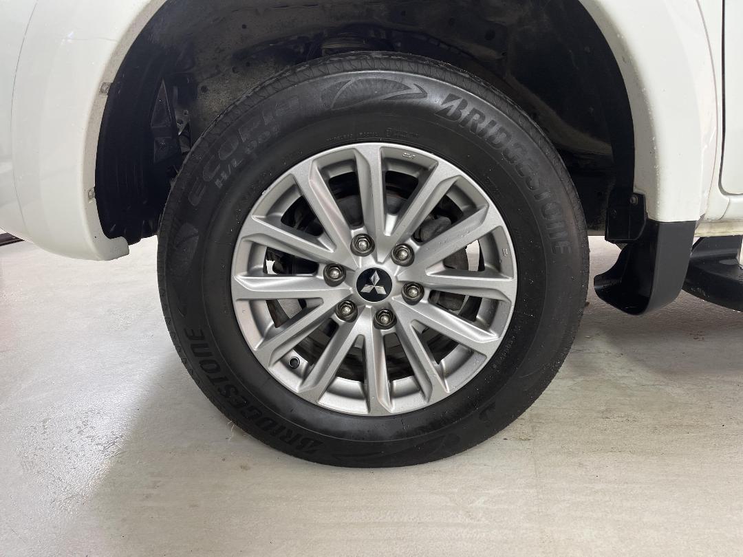 Photo '10' of Mitsubishi Triton