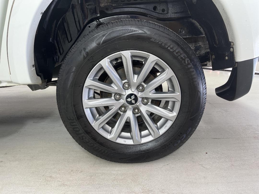 Photo '11' of Mitsubishi Triton