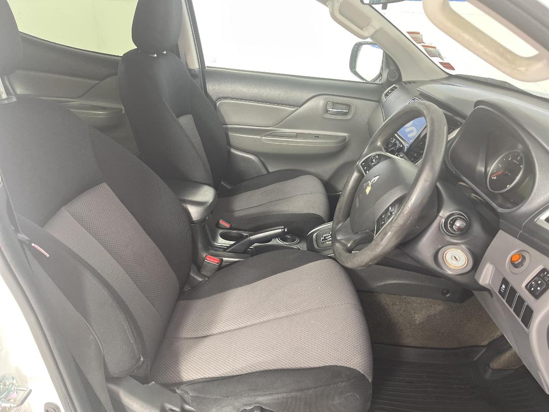 Photo '16' of Mitsubishi Triton