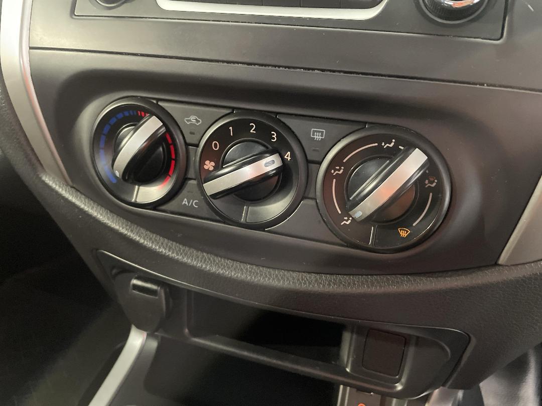 Photo '30' of Nissan Navara