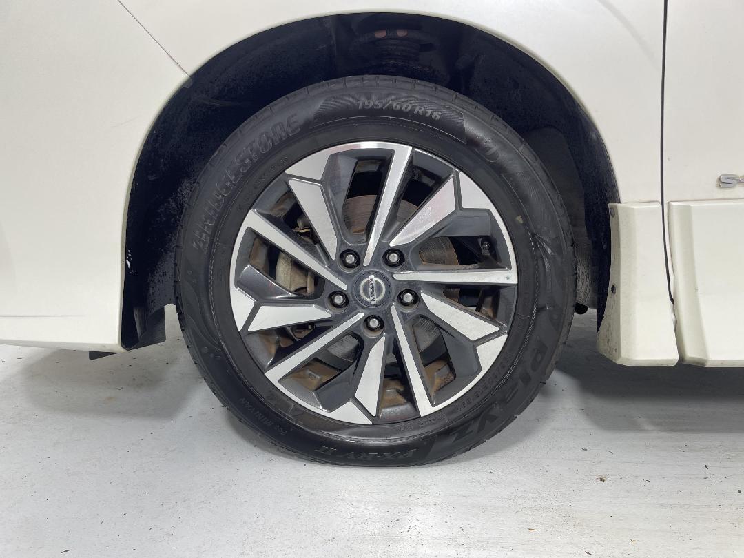 Photo '10' of Nissan Serena Photo '10' of Nissan Serena