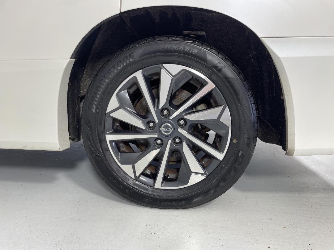 Photo '11' of Nissan Serena Photo '11' of Nissan Serena