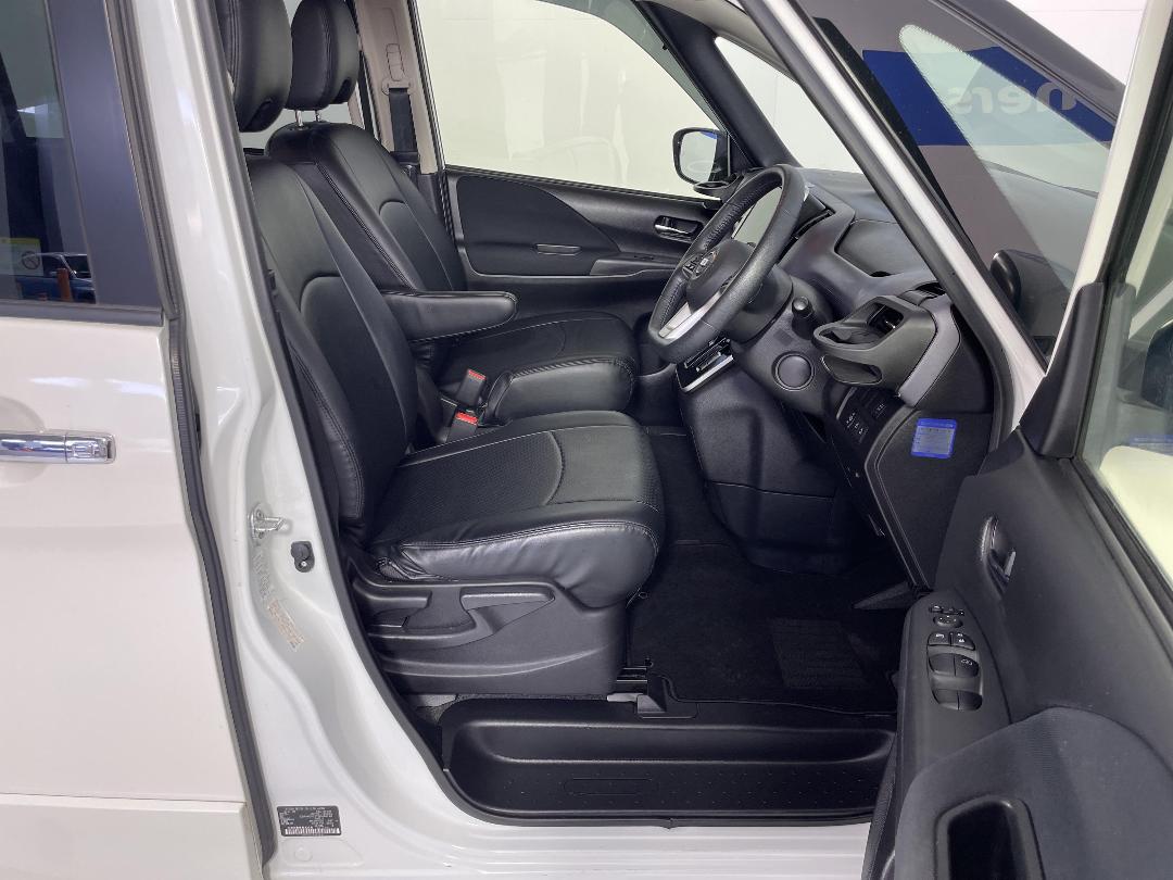 Photo '16' of Nissan Serena Photo '16' of Nissan Serena